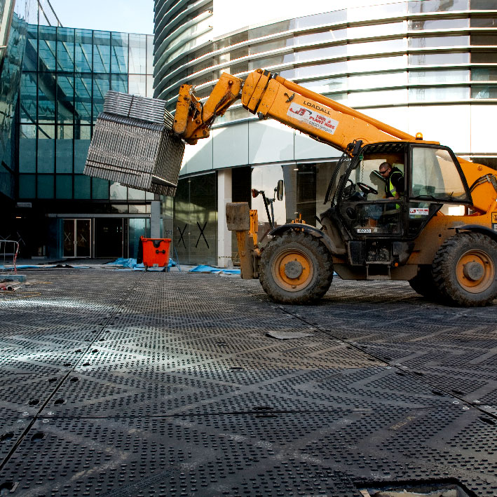 Fuhrpark beim verlegen von Bodenschutzlösungen