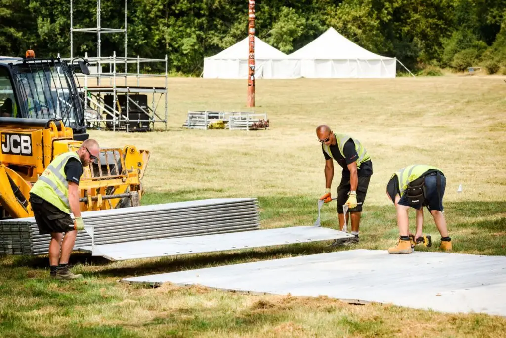 Verlegung von Terraplas Elementen auf einem Festivalgelände